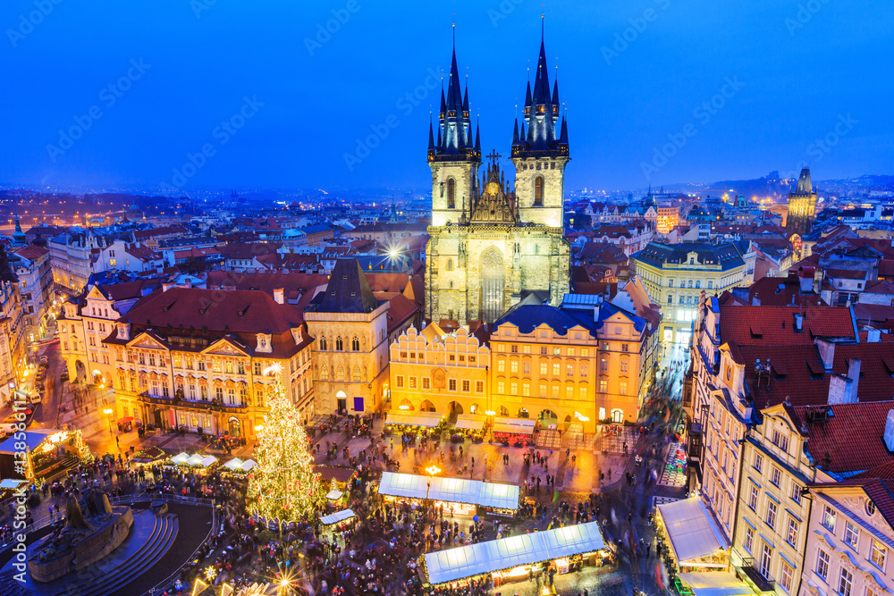 Obraz premium Praga, Republika Czeska. Jarmark bożonarodzeniowy na Rynku Starego Miasta.
