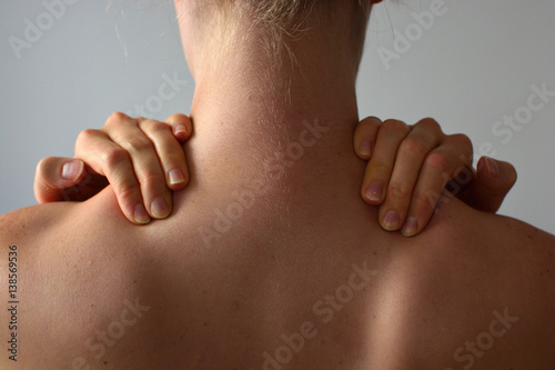 Junge Frau leidet an Nackenschmerzen