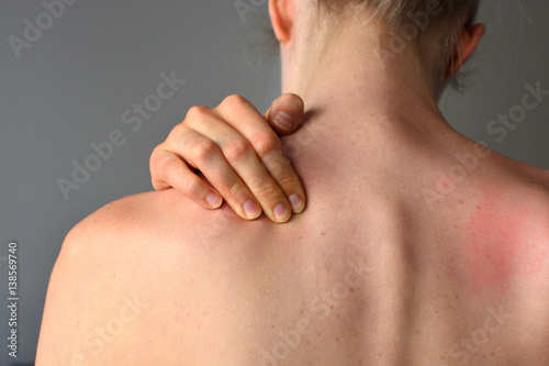 Junge Frau leidet an Nackenschmerzen