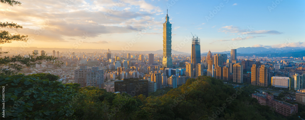 Fototapeta premium Panorama miasta Tajwan o zachodzie słońca