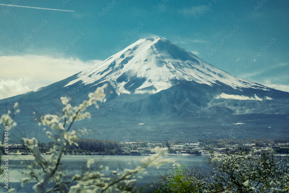 Naklejka premium Fuji mountain with lake