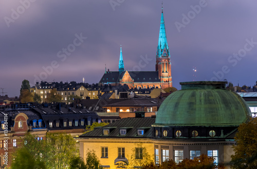 Handelshögskolan i förgrunden ochSankt Johannes kyrka på höjden bakom fotat på natten 2/3 photo
