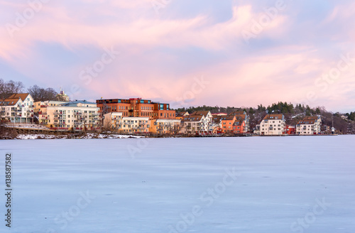 Canvas Print Bostäderna vid Järla sjö med sin unika arkitektur och AGA fyren på bryggan 6/19