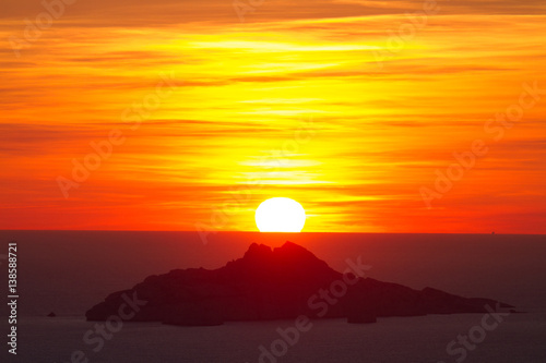 Fototapeta Naklejka Na Ścianę i Meble -  Coucher de soleil sur l'archipel du Riou