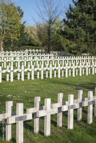 Alignement de croix, cimetière militaire à Verdun