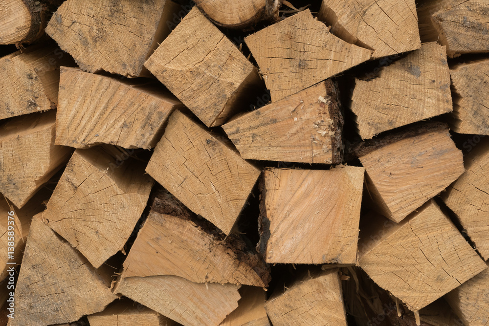 frisch geschichtetes Holz