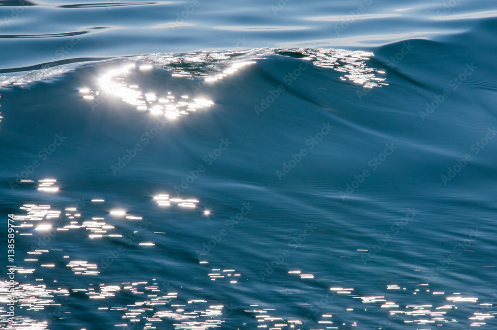 Fototapeta premium Water waves for nature backgrounds with flash