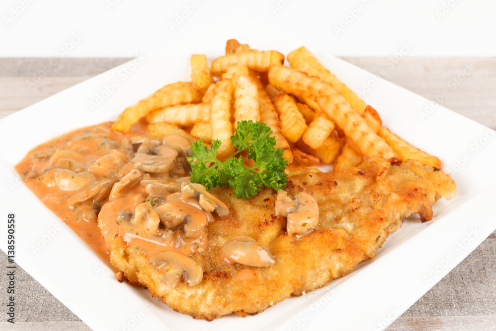 Schnitzel mit Champignonsoße