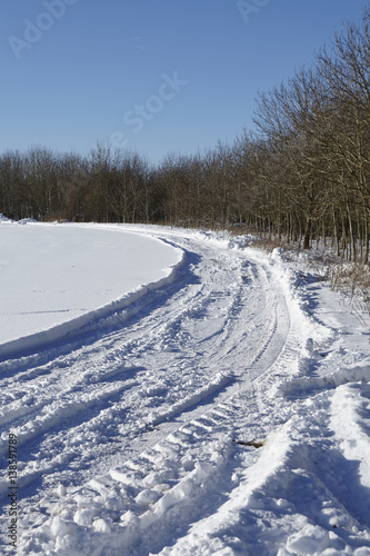 Spuren in einer Schneelandschaft © Olaf Schulz