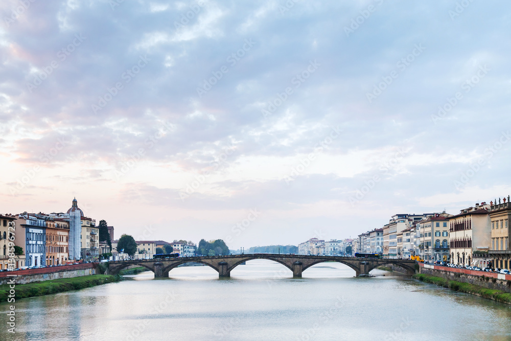 Naklejka premium blue and pink sunset clouds over Arno River