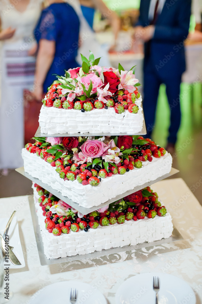 Giant Wedding Cake Stock Photo - Download Image Now - Wedding Cake, Cake,  Large - iStock