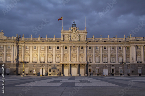 palacio real madrid in the night