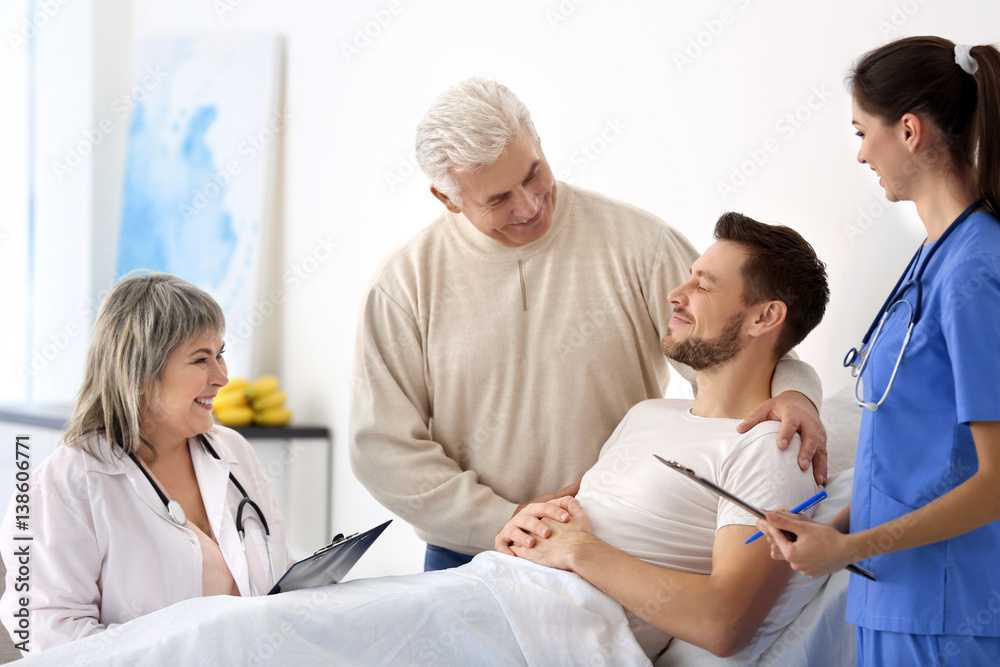 Obraz premium Doctors visiting patient in hospital