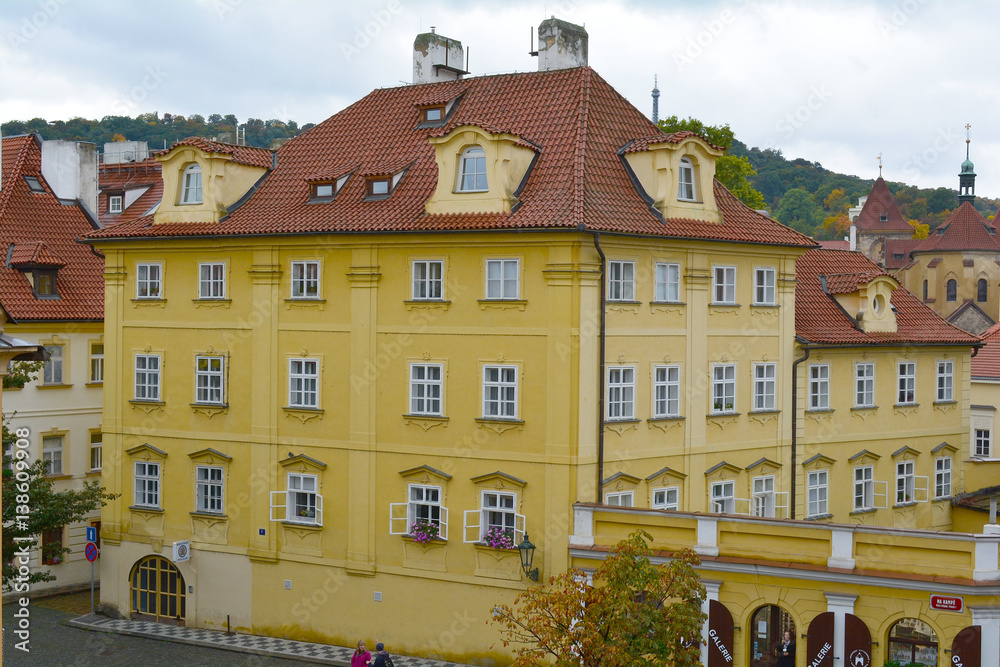 Fototapeta premium Marienplatz, Munich city scenic skyline view. Cityscape of Munchen architecture under blue sky. New Town Hall and Frauenkirche Bavaria, Germany. Unfiltered. Famous tourist and traveler routs.