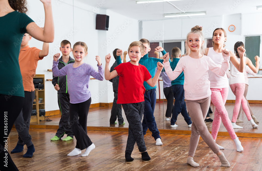 Obraz premium children studying contemp dance