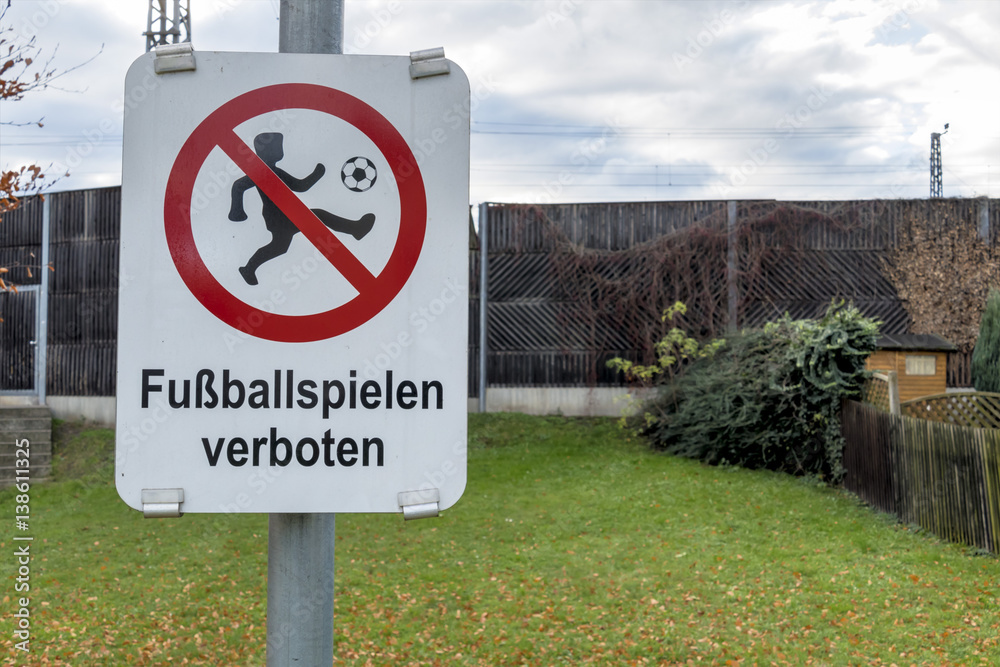 Schild Fußballspielen verboten,