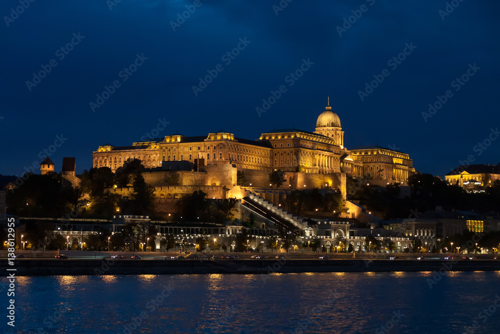 Panoramica nocturna del castillo de Buda y el Bastión de Pescadores en Budapest, Hungria