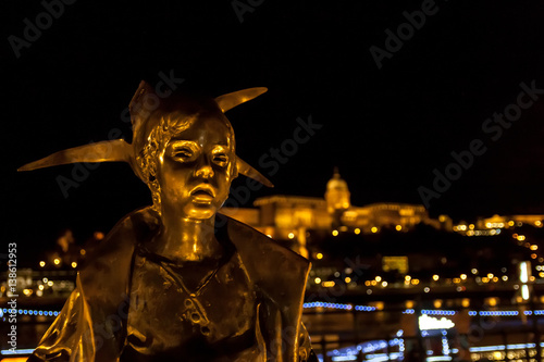 Panoramica nocturna del castillo de Buda en Budapest con la estatua de la Princesita, obra del artista  Laszlo Marton junto al rio Danubio photo