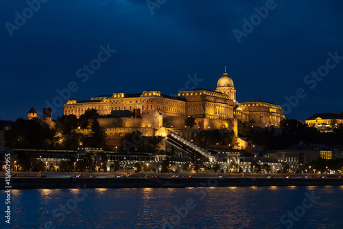 Panoramica nocturna del castillo de Buda y el Bastión de Pescadores en Budapest, Hungria