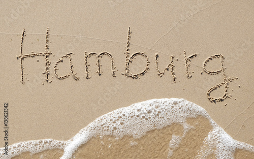 Hamburg an der Elbe mit Strand und Wasser Welle