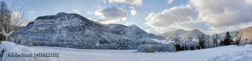 Paysage montagneux d'hiver près de Nans-sous-Sainte-Anne en France
