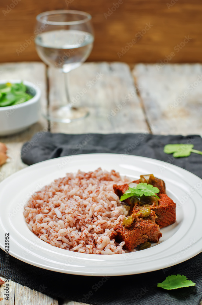 Beef slow cooker with red and white rice and greens Beef slow cooker with red and white rice and greens