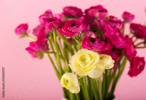 Fototapeta Naklejka Na Ścianę i Meble -  Beautiful bouquet of ranunculuses in a vase