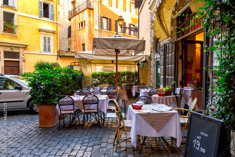 Obraz premium Widok stara wygodna ulica w Rzym, Włochy