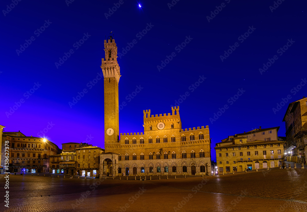 Obraz premium Night view of Campo Square (Piazza del Campo), Palazzo Pubblico and Mangia Tower (Torre del Mangia) in Siena, Tuscany, Italy