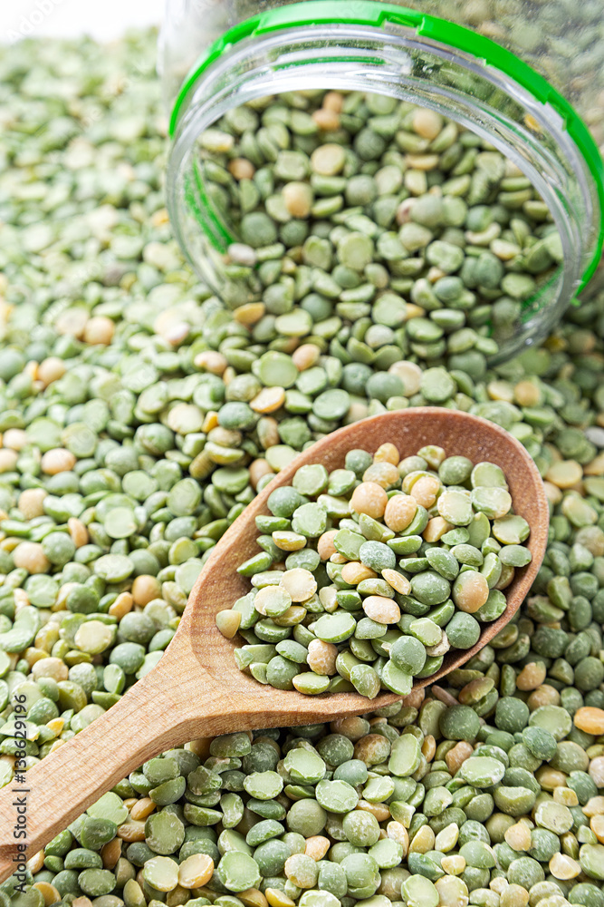 Fototapeta premium uncooked peas is scattered background