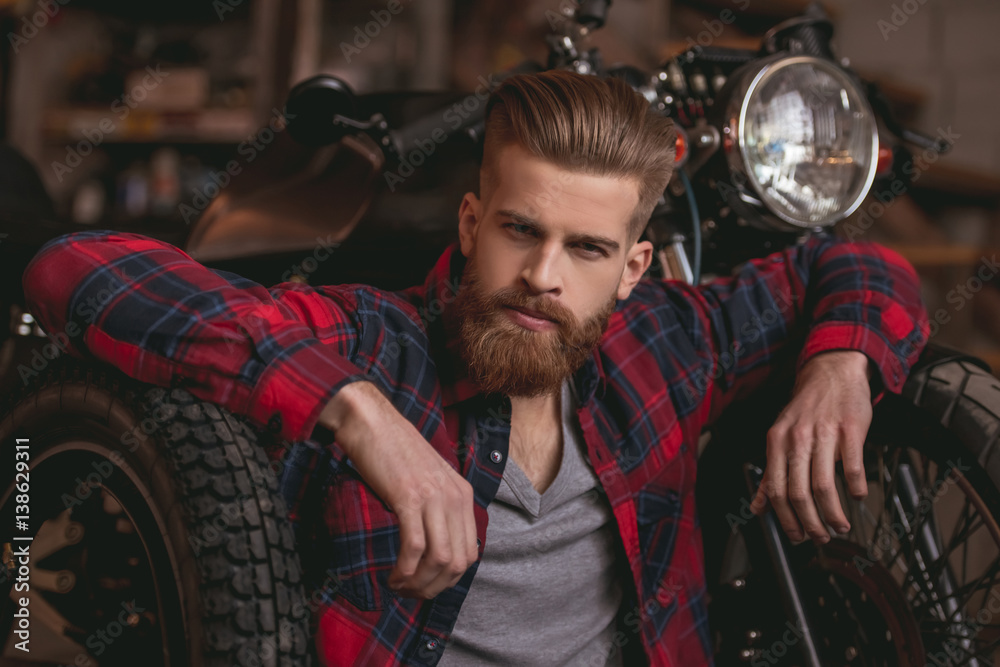 Obraz premium Guy in motorbike repair shop