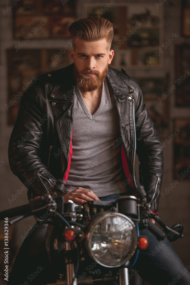 Obraz premium Guy in motorbike repair shop