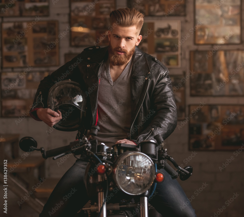Naklejka premium Facet w warsztacie motocyklowym