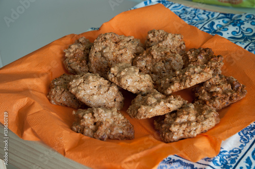 Piatto di biscotti a base di frutta secca 