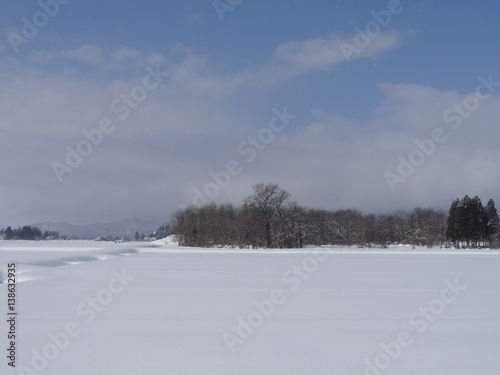 青空と雪景色 © amosfal