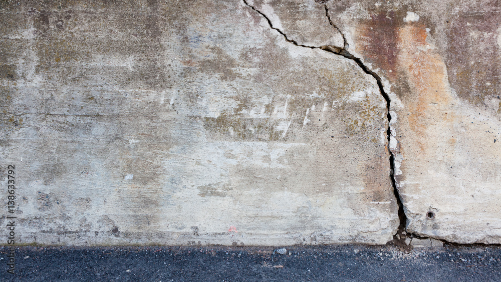 Fototapeta premium Big crack in concrete wall