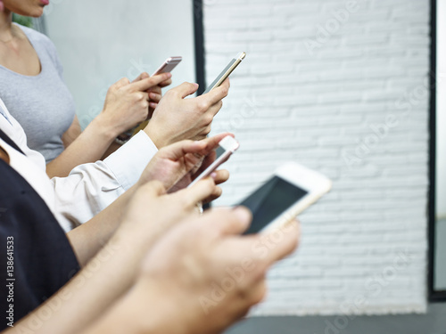 Canvastavla hands of young people playing with cellphones