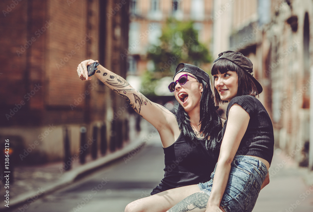  Selfie de deux jeunes femmes  dans un paysage urbain