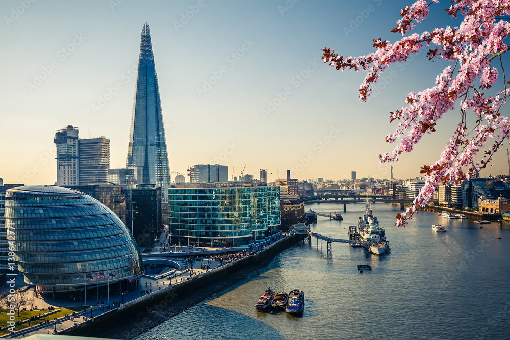 Fototapeta premium Widok z lotu ptaka na Thames i Londyn mieście przy wiosną