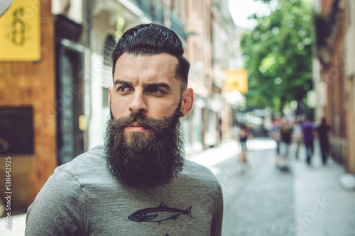 Portrait d'un jeune Hipster dans un environnement urbain