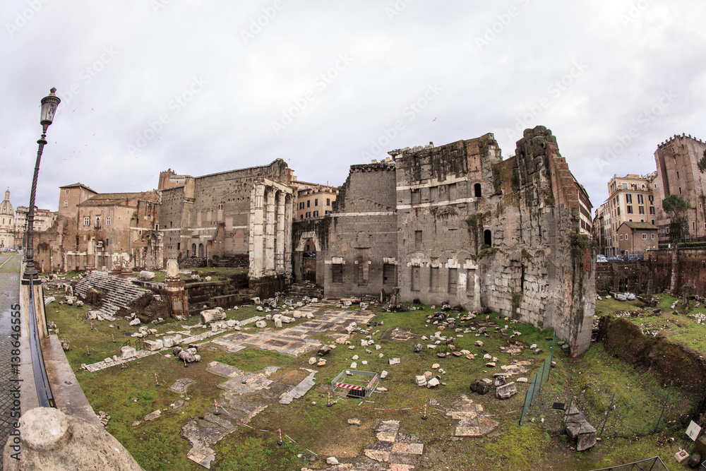 Il Colosseo e altri monumenti di Roma. Una città piena di storia. 