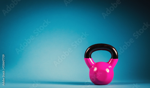 Fototapeta Naklejka Na Ścianę i Meble -  Pink kettlebell on a blue background