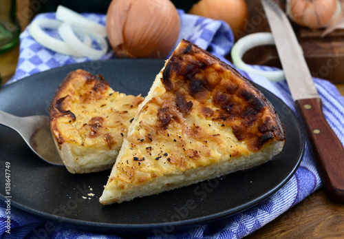 Basler Zwiebelwähe - Zwiebelwäje auf Teller, Rustikal angerichtet, Foodstyling
