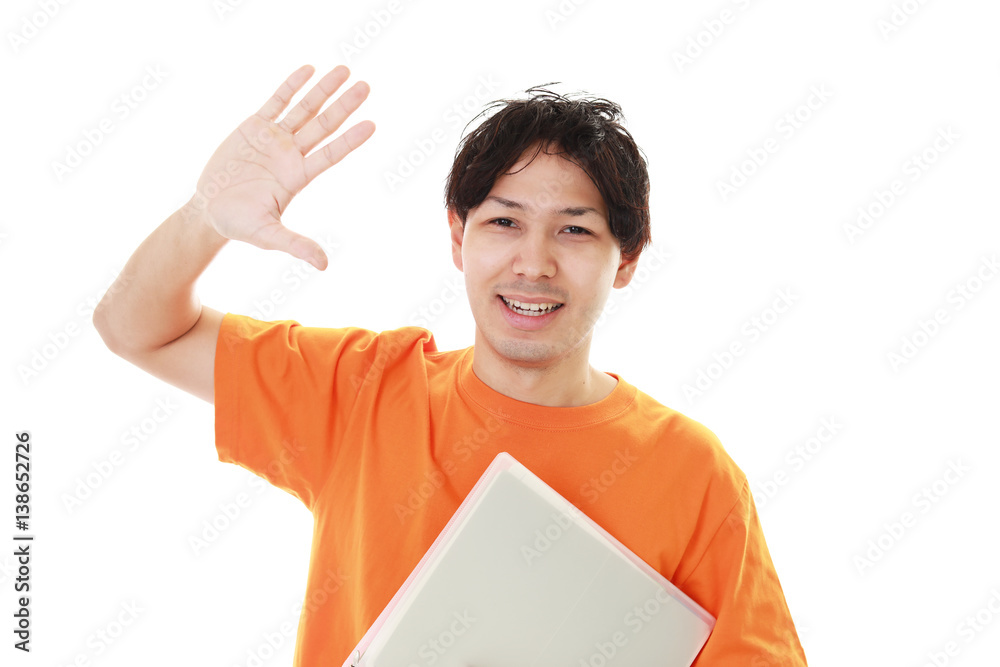 ガッツポーズの男性
