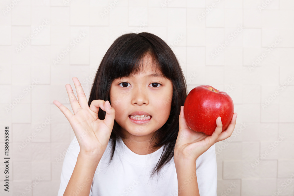 果物を持つ笑顔の女の子
果物を持つ笑顔の女の子