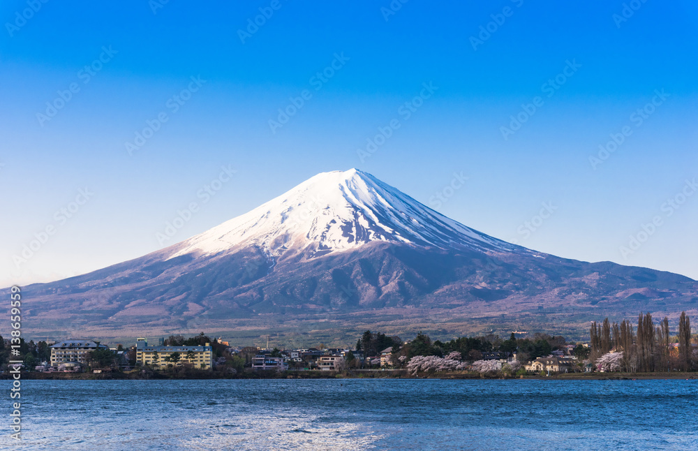 春の朝日を浴びる富士山と河口湖