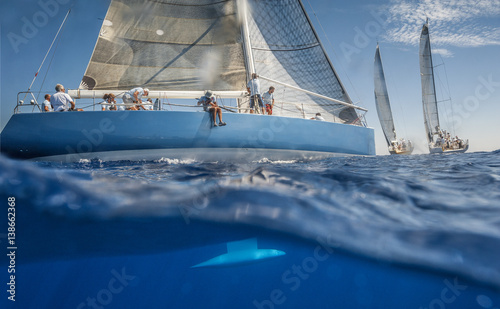 Canvas Print Blue sailing boat on the sea with keel under water