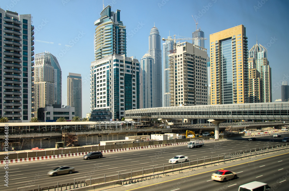 Fototapeta premium Dubai Hochhäuser und Autobahn