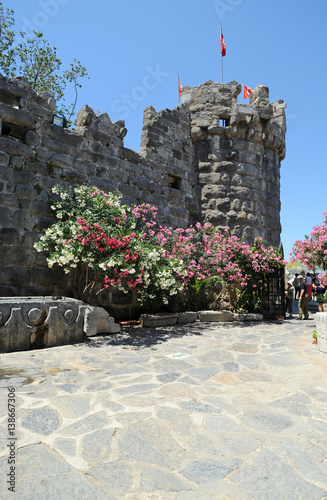 La tour du port du château Saint-Pierre à Bodrum en Anatolie photo