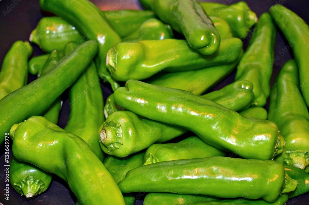 primo piano di peperoncini verdi primo piano di peperoncini verdi